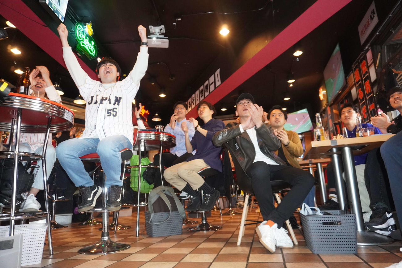 東京・渋谷のスポーツバー「Fields　渋谷」で朝からでエールを送るファンら（撮影・沢田直人）