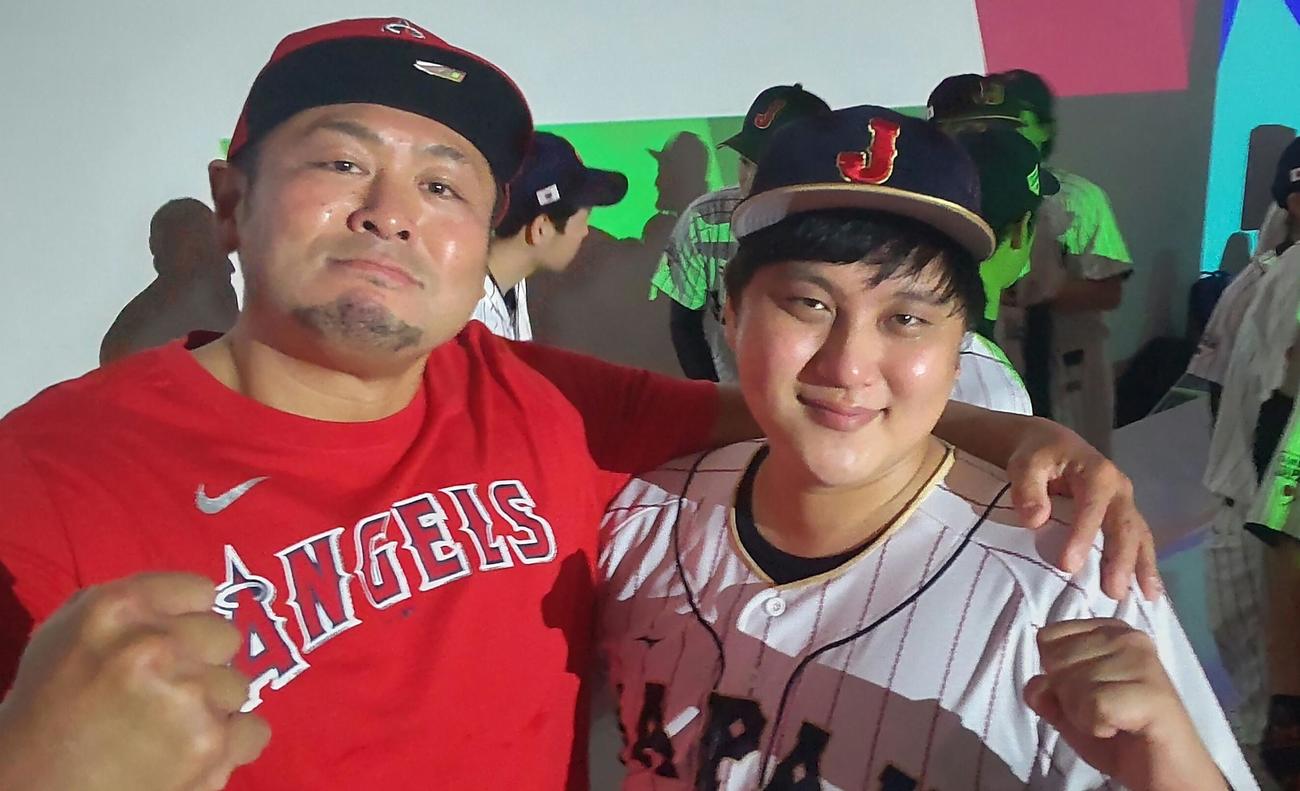 ちょいまねジャパン野球部にトラウトならずシャケウトことプロレスラーNORIも参加。大谷担当の太谷翔平とガッチリと肩を組んだ（撮影・寺沢卓）