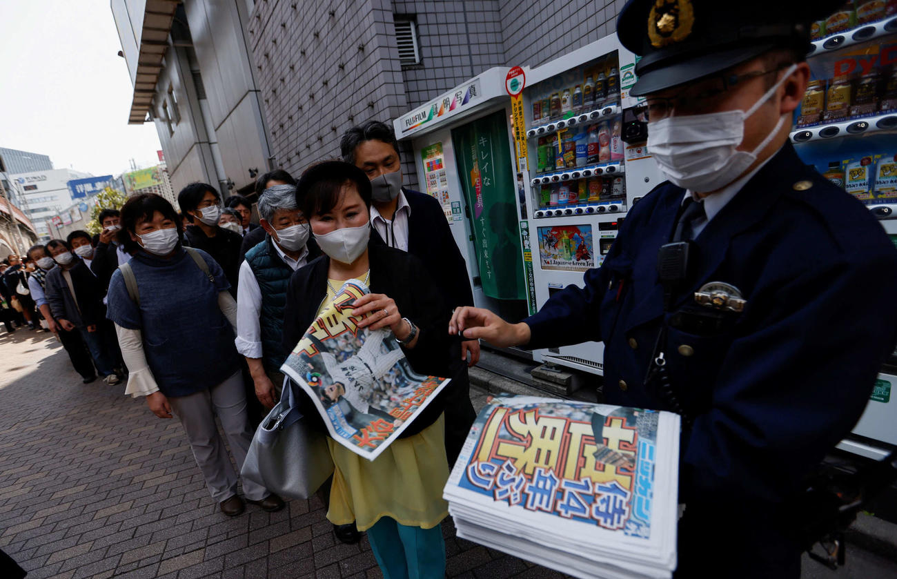 WBC優勝を報じる日刊スポーツの号外が東京都内で配られた（ロイター）