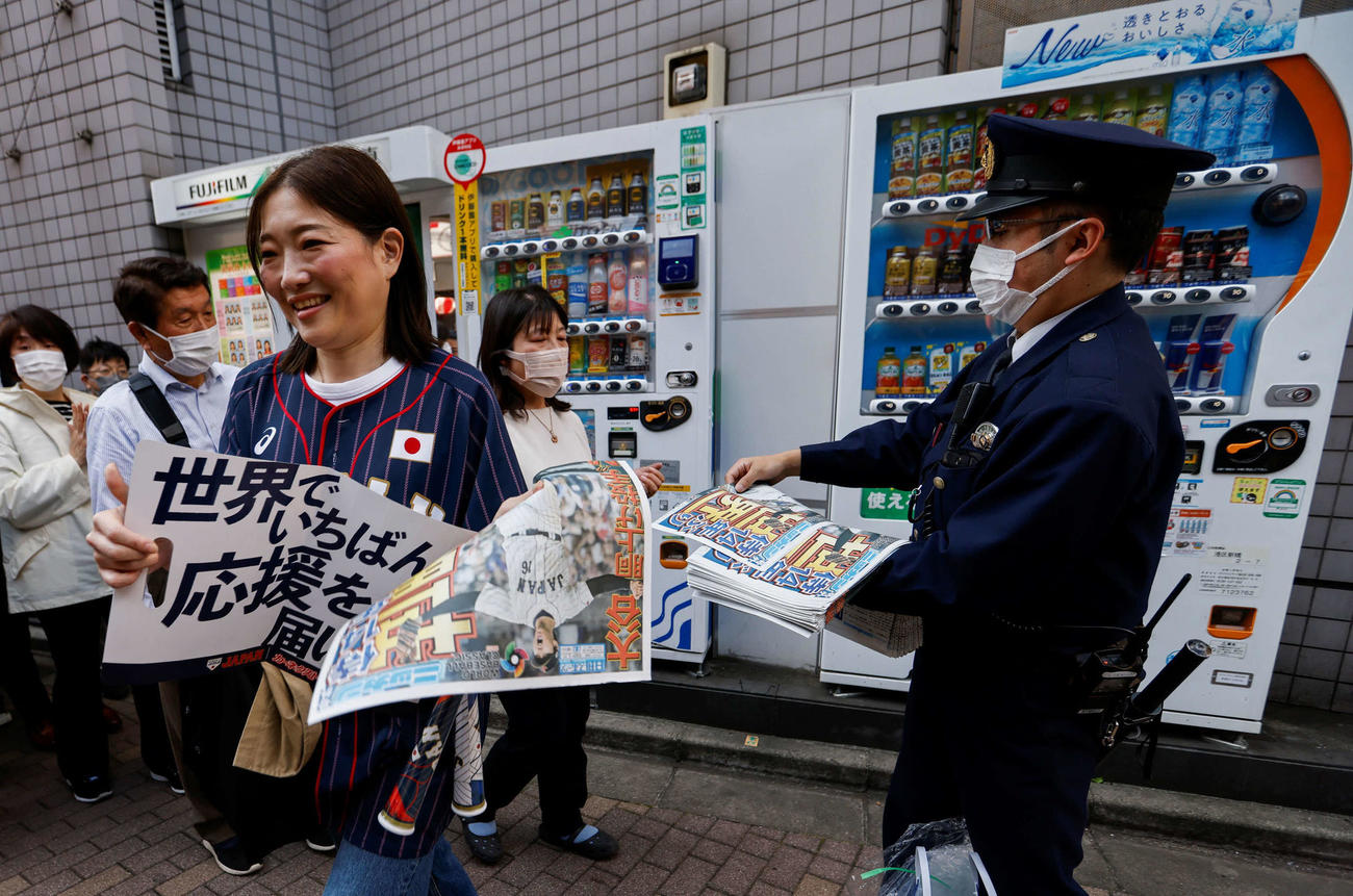 WBC優勝を報じる日刊スポーツの号外が東京都内で配られた（ロイター）