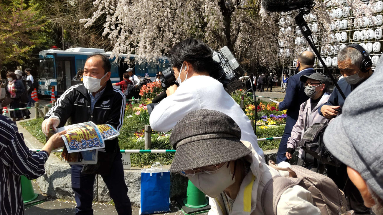 日刊スポーツがWBC優勝号外を都内5カ所で配布した