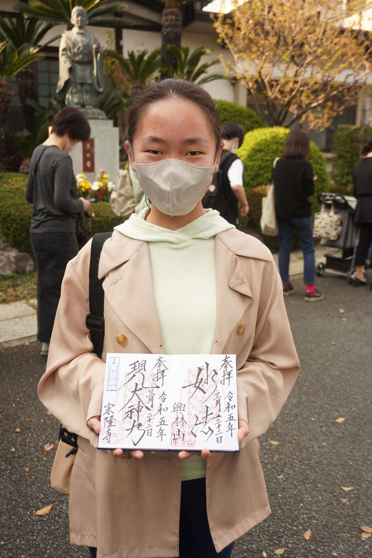 侍ジャパンの村上宗隆の活躍を受けて、宗隆（そうりゅう）寺の御朱印をもらった天田桂菜さん（撮影・沢田直人）