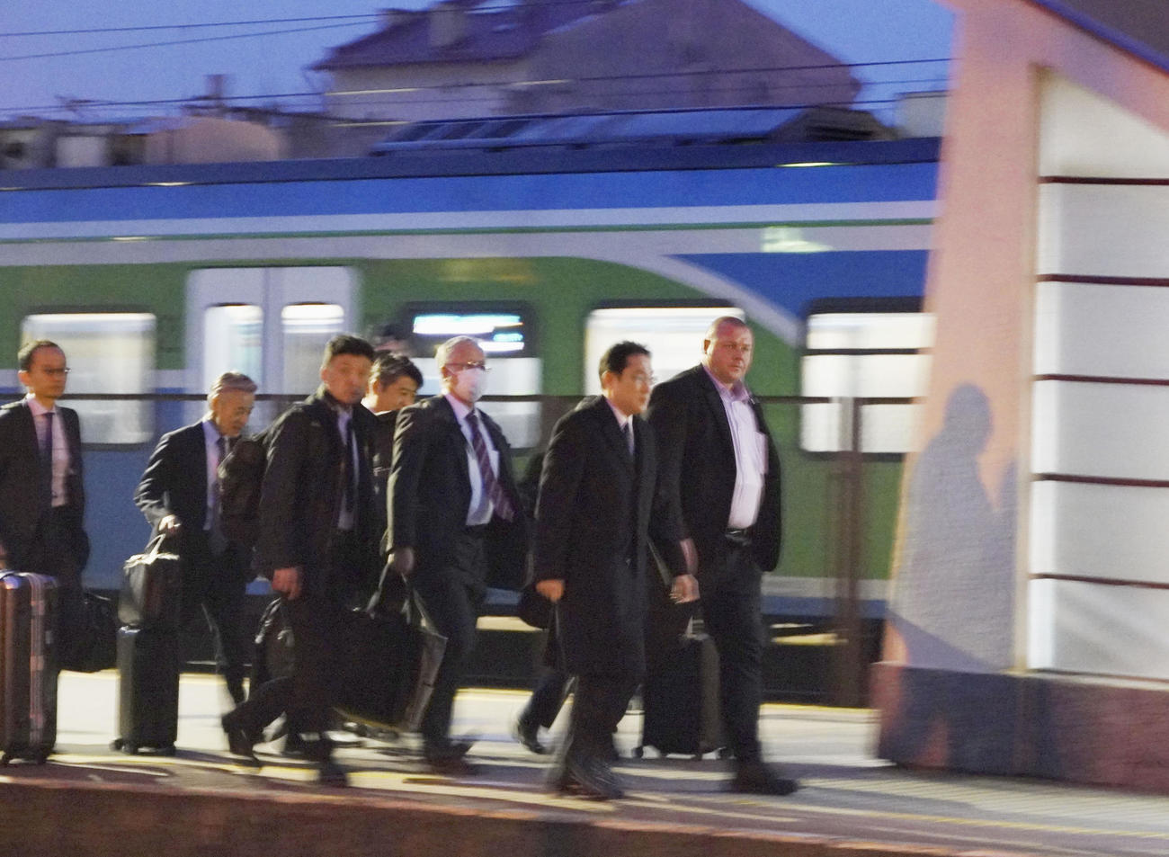 ウクライナを出国し、ポーランド南東部プシェミシルの駅のホームを歩く岸田首相（右から2人目）（共同）