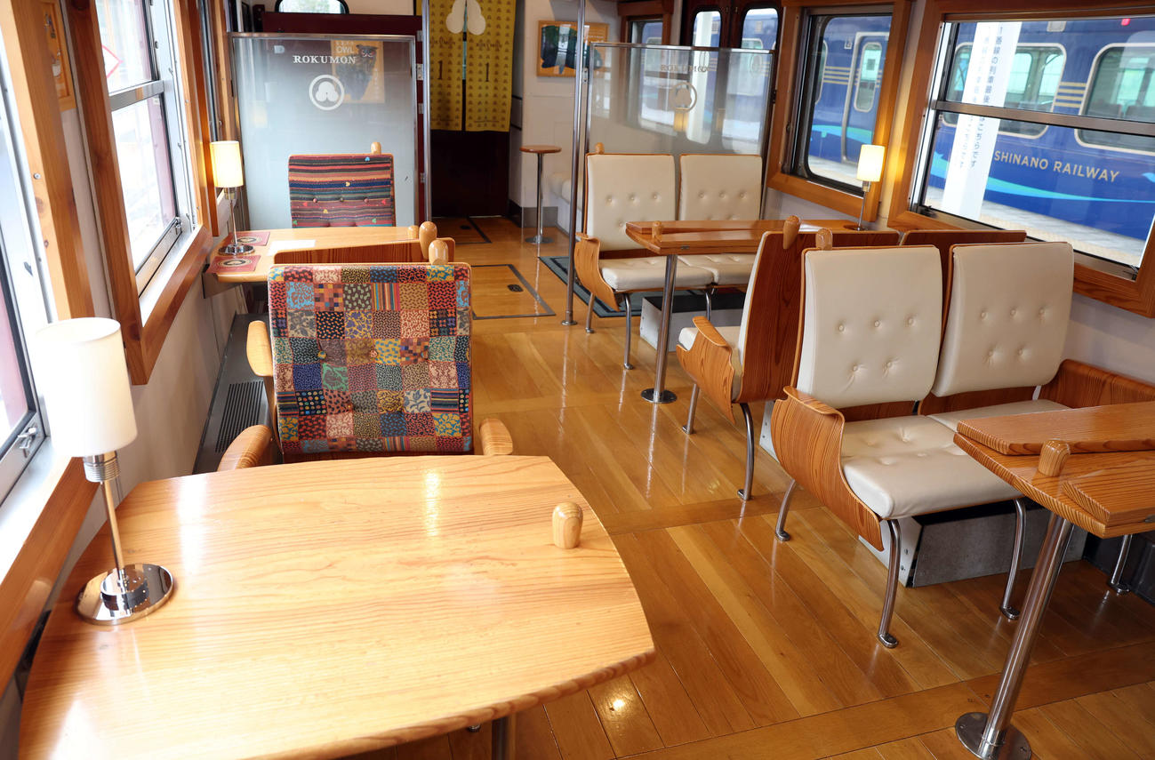 しなの鉄道　1号車のシンプルモダンな車内（撮影・浅見桂子）