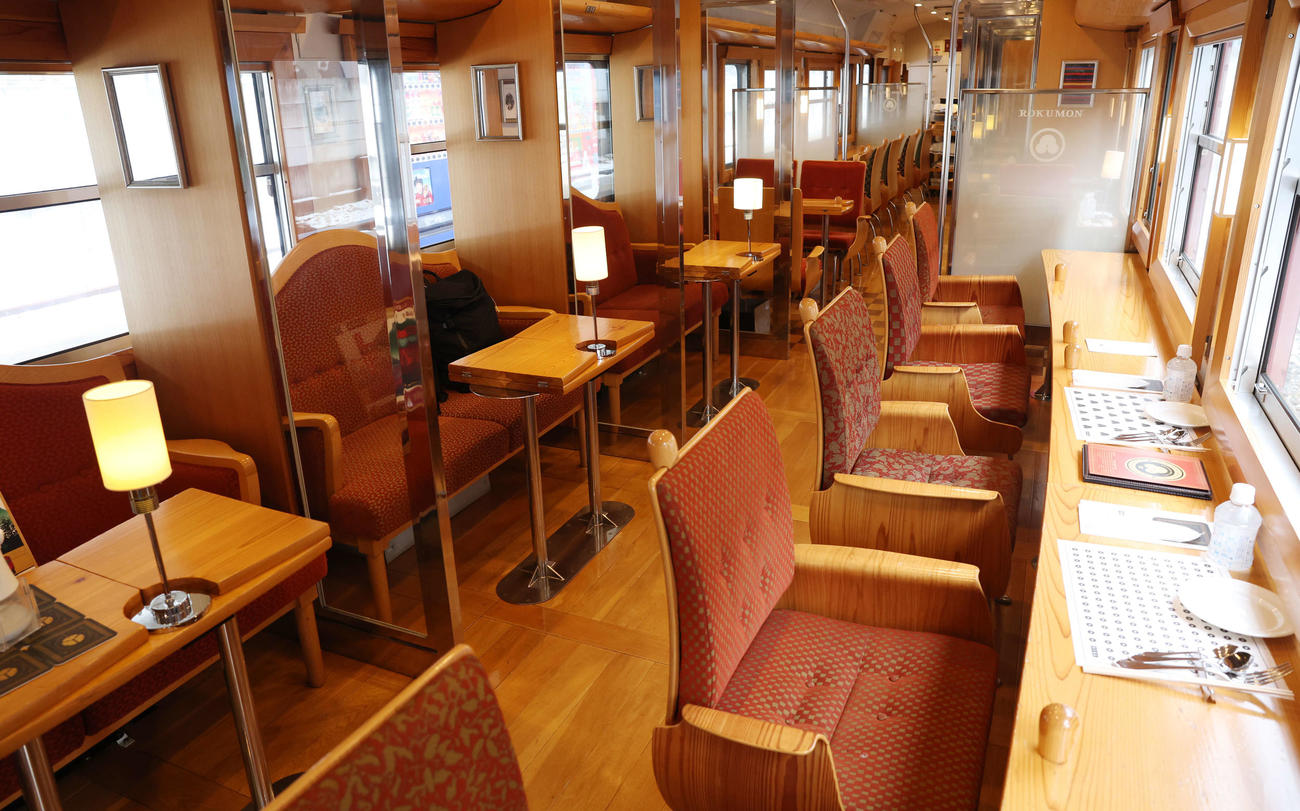 しなの鉄道　2号車にはバーカウンターもあり食事をしながら風景を楽しめるラウンジ風に（撮影・浅見桂子）