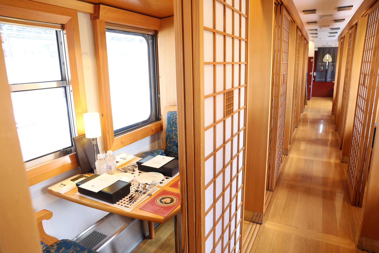 しなの鉄道　3号車は障子が使われ個室にもなる和風モダン（撮影・浅見桂子）