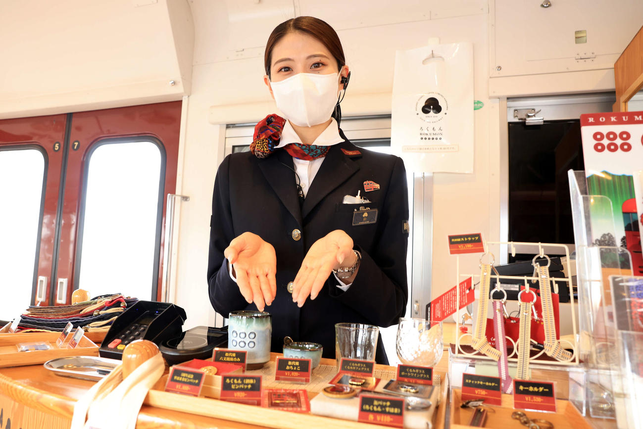しなの鉄道　2号車ではグッズも販売（撮影・浅見桂子）