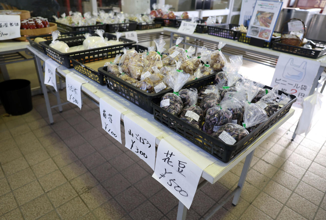 しなの鉄道　停車駅の小諸駅構内では地場産のものの販売も（撮影・浅見桂子）