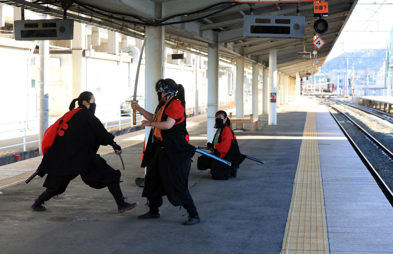 しなの鉄道　上田駅では、乗客に楽しんでもらうための剣舞の練習をしていた（撮影・浅見桂子）