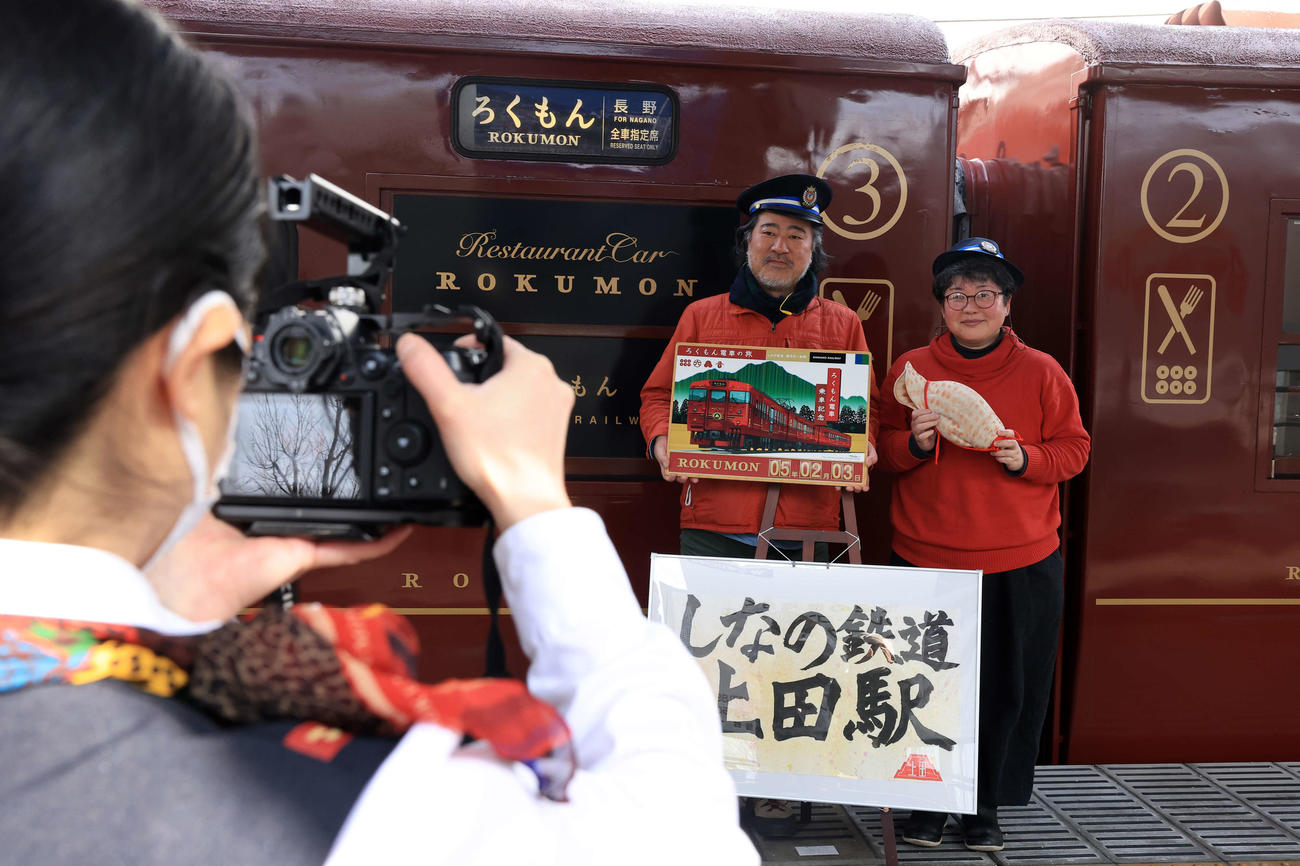 しなの鉄道　上田駅でも乗客の記念撮影（撮影・浅見桂子）