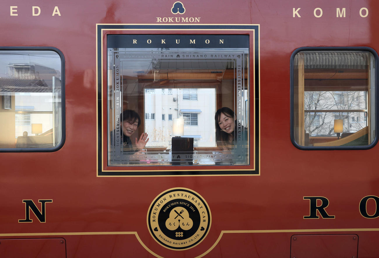 しなの鉄道　車内から笑顔で手を振る乗客（撮影・浅見桂子）