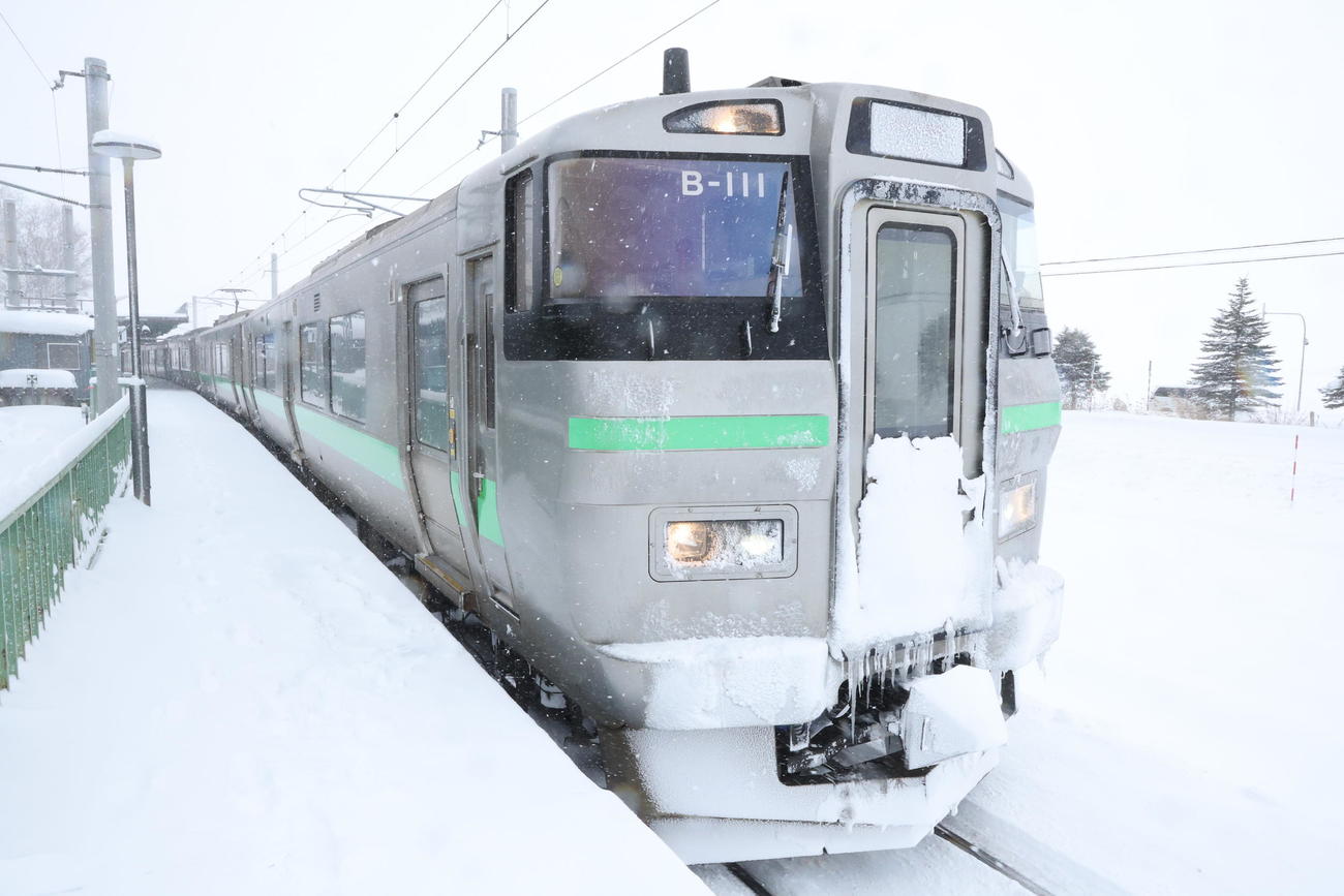 北海道医療大学駅に停車する列車。吹雪で前面が雪まみれになる（撮影・黒川智章）