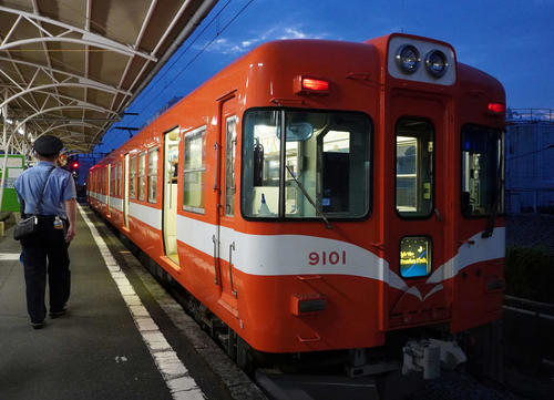 貸し切り夜景電車「ナイトビュープレミアムトレイン」の運転席。「新型車両9000形」として18年11月に営業運転を開始した(撮影・井上学)