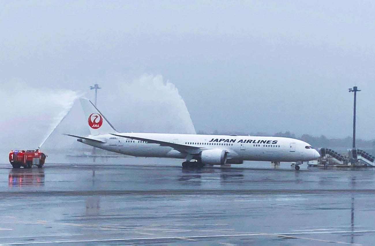 侍ジャパンを乗せたチャーター機は放水アーチ「ウオーター・サルート」で出迎えられた（JAL提供）