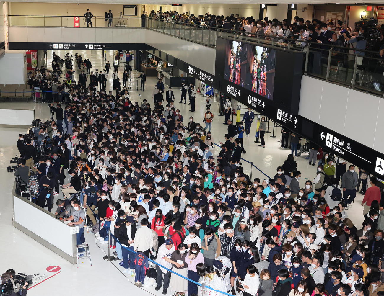 空港で日本代表選手らの到着を待つファンら（撮影・足立雅史）