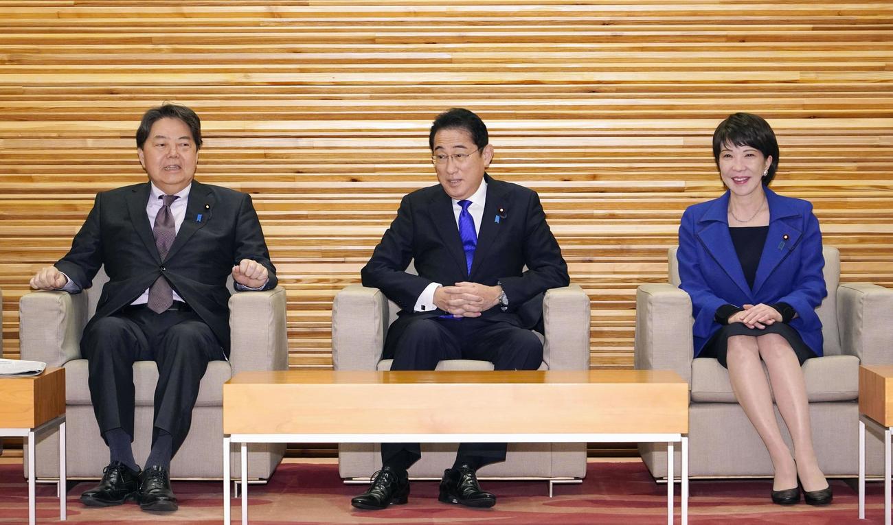 閣議に臨む（左から）林外相、岸田首相、高市経済安保相（共同）