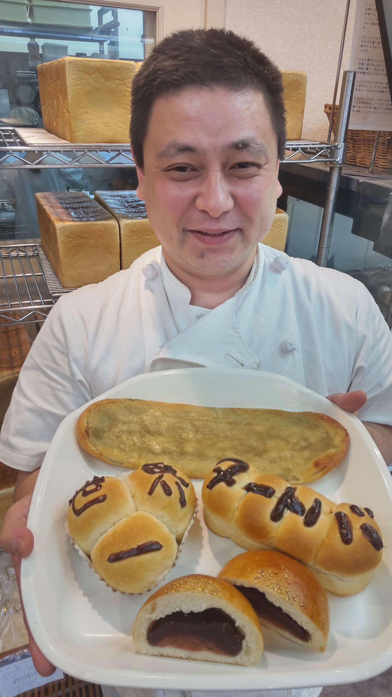 東松山市の手作りパン工房「パントピア」の高橋亘店長はにはヌートバーにちなんだパンを毎日つくっている（撮影・寺沢卓）