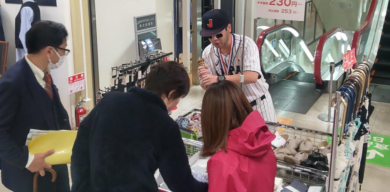丸広百貨店のセールで買い物客に特売品を勧めた（撮影・寺沢卓）