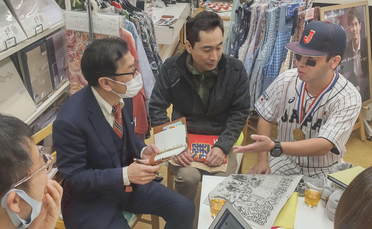 クロワッサン。（写真右）は東松山市の百貨店や商店会の幹部と今後のイベントについて意見交換した（撮影・寺沢卓）