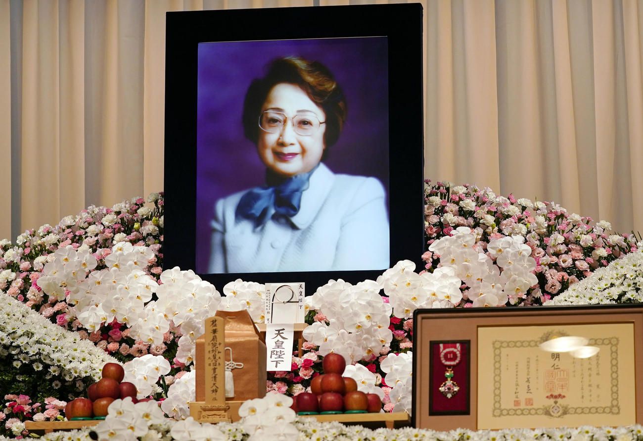 扇千景さんの告別式に設置された扇形に花が飾られた祭壇（撮影・狩俣裕三）