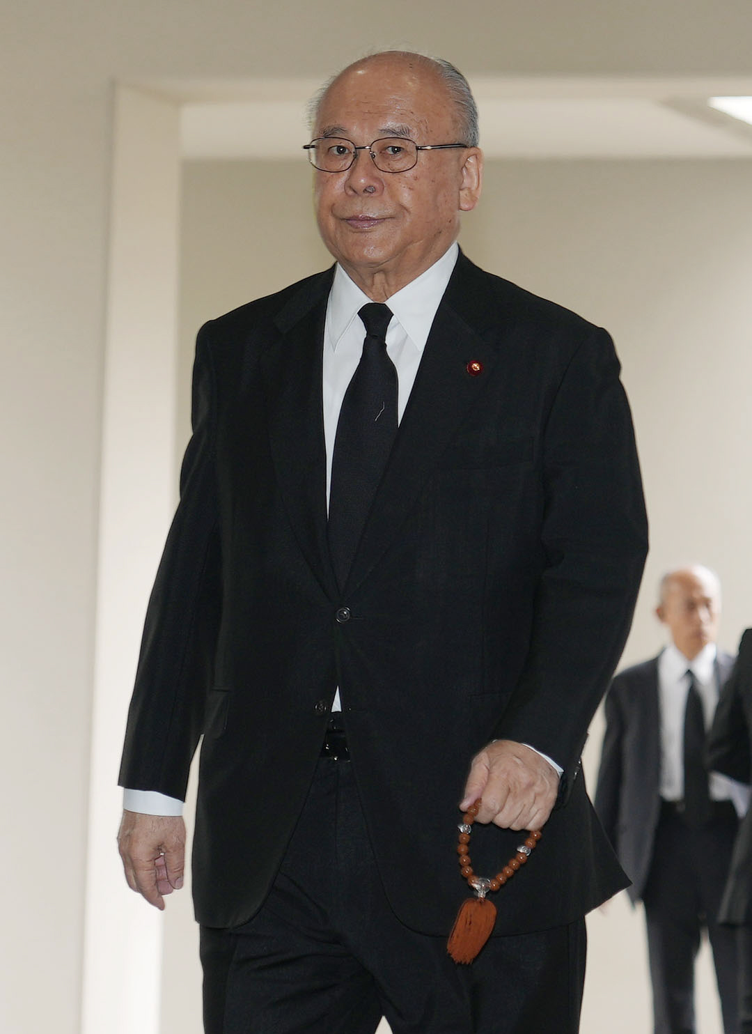 扇千景さんの告別式に参列する武部勤氏（撮影・狩俣裕三）