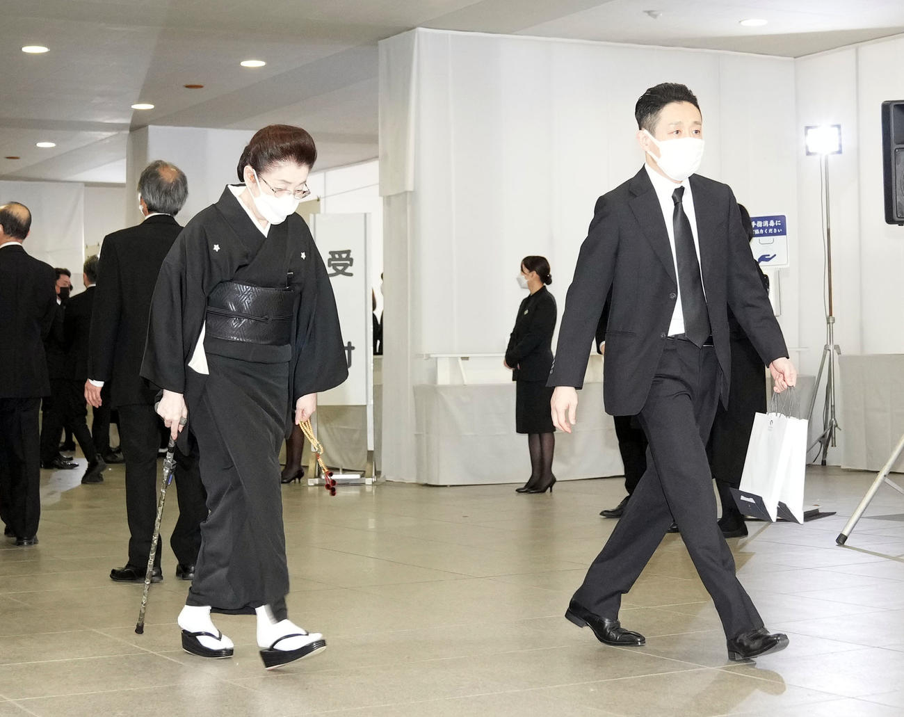 扇千景さんの告別式後、引き揚げる片岡仁左衛門の次男の片岡孝太郎（右）。左は母博江さん（撮影・狩俣裕三）