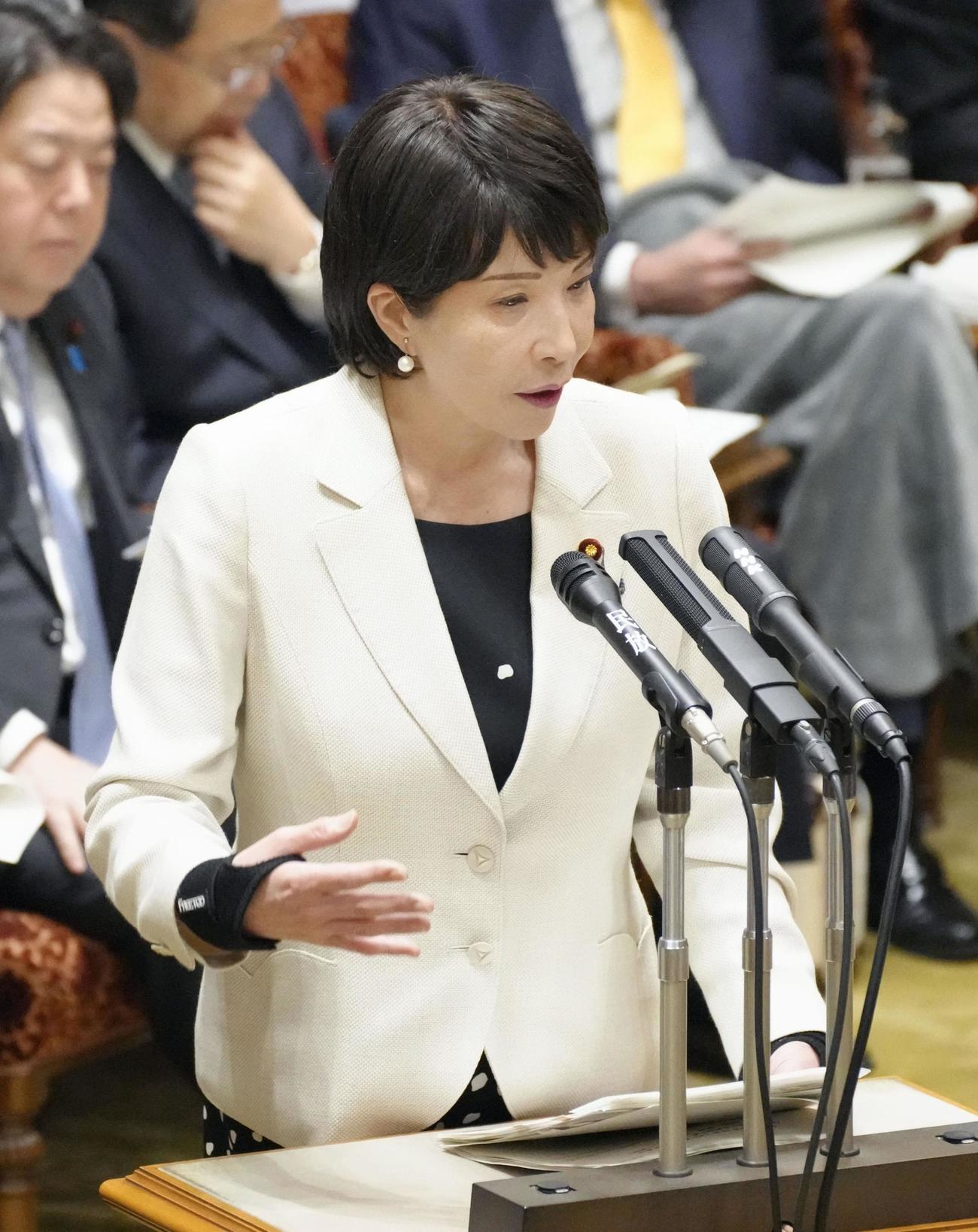 参院予算委で答弁する高市経済安保相（共同）