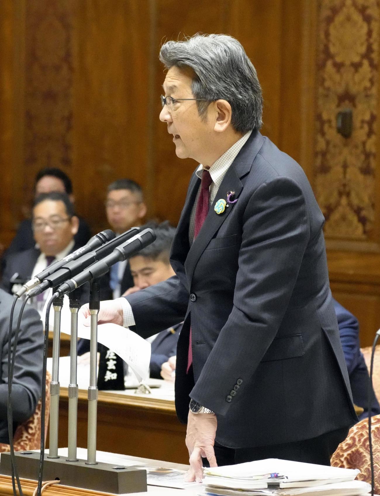 参院予算委で質問する立憲民主党の杉尾秀哉氏（共同）