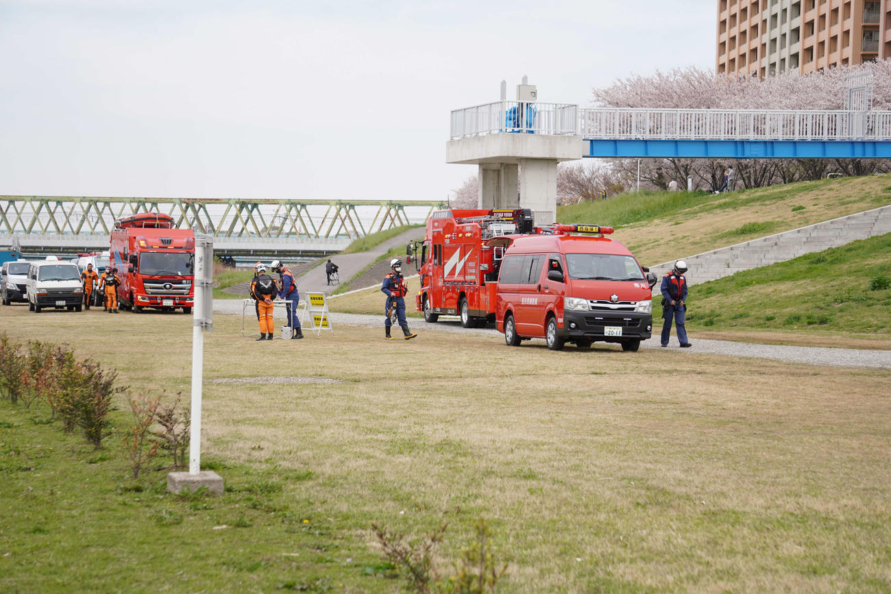 心肺停止の子どもが見つかった江戸川沿いでは消防隊員が行き交っていた（撮影・沢田直人）