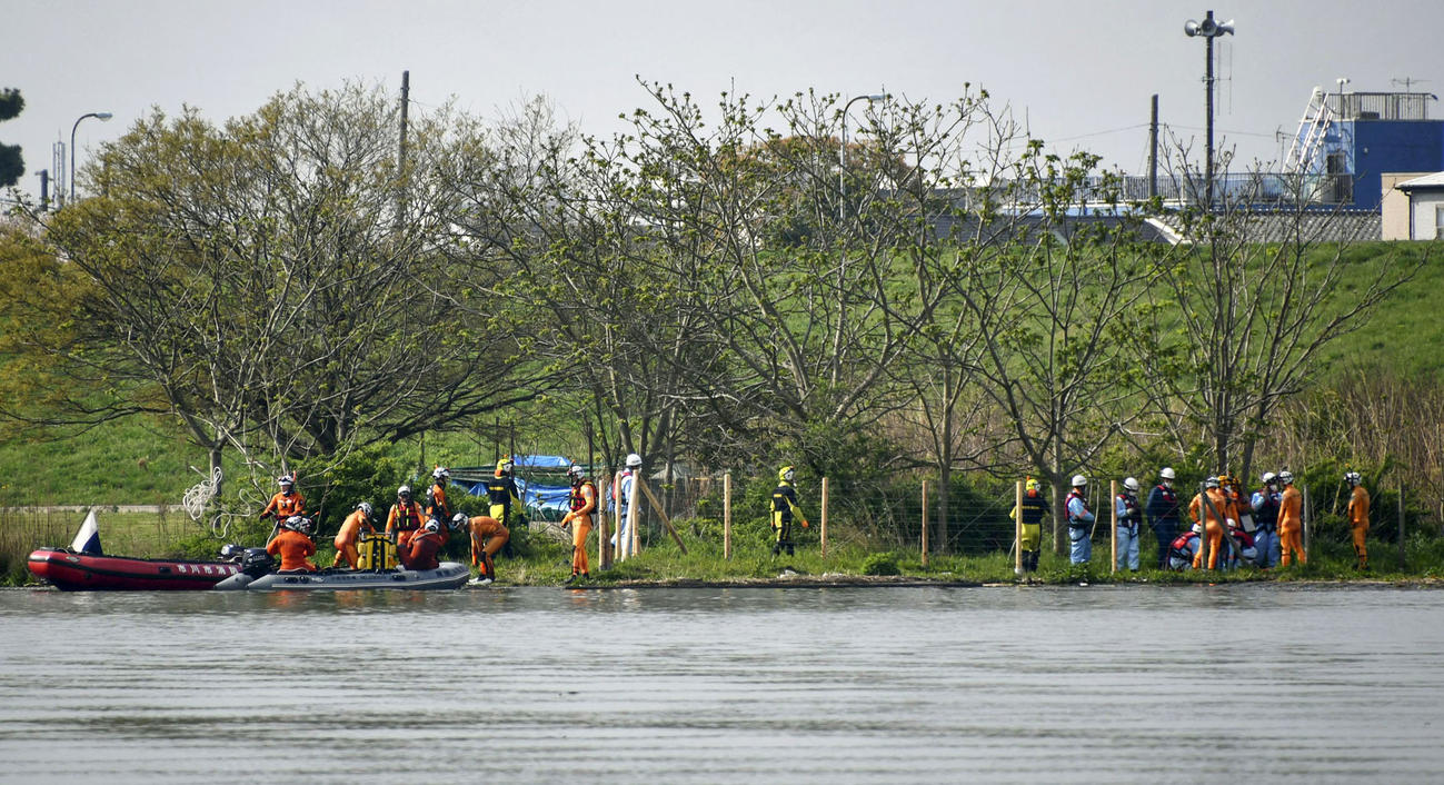 男児が行方不明となった千葉県市川市の公園近くの江戸川の対岸で活動する捜索隊（共同）