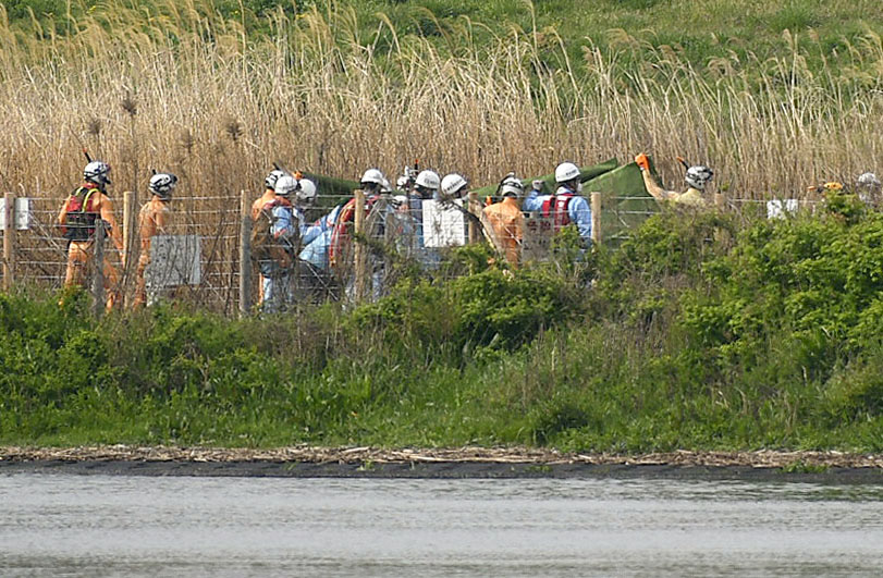 男児が行方不明となった千葉県市川市の公園近くの江戸川の対岸で活動する捜索隊（共同）