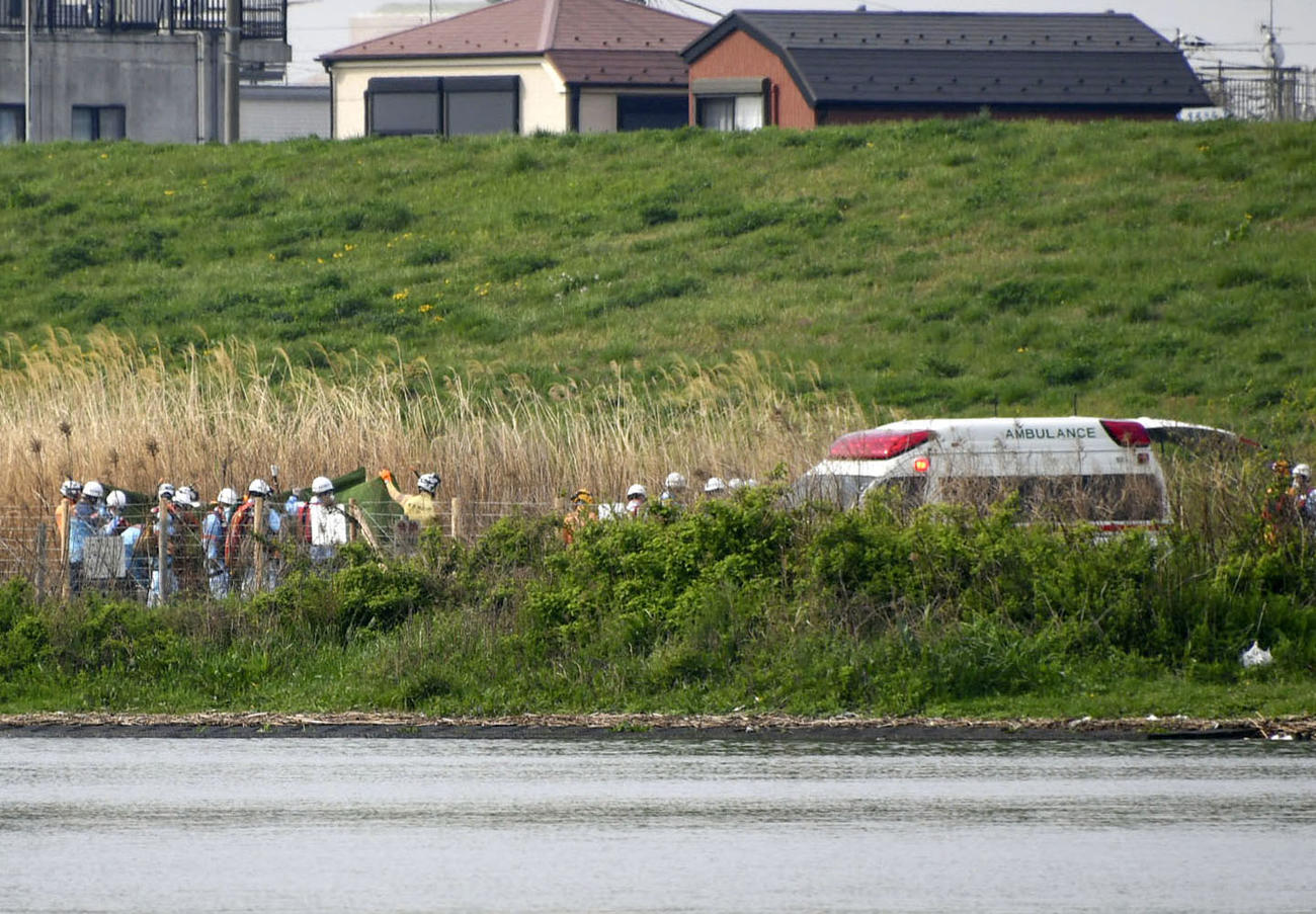 男児が行方不明となった千葉県市川市の公園近くの江戸川の対岸で活動する捜索隊（共同）