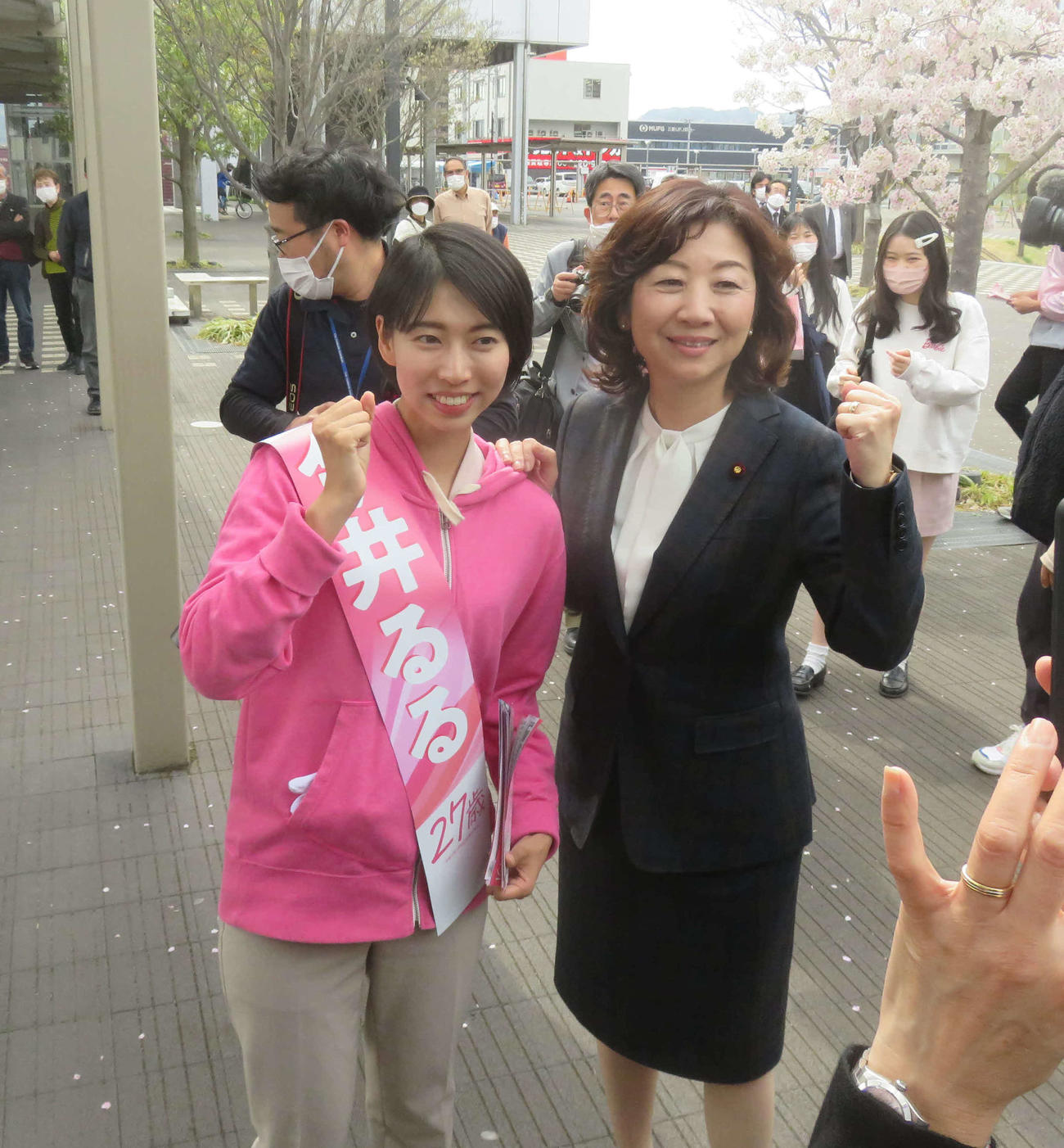 今井瑠々氏（左）は応援に駆けつけた野田聖子氏とスマホ撮影にポーズを決める（撮影・大上悟）