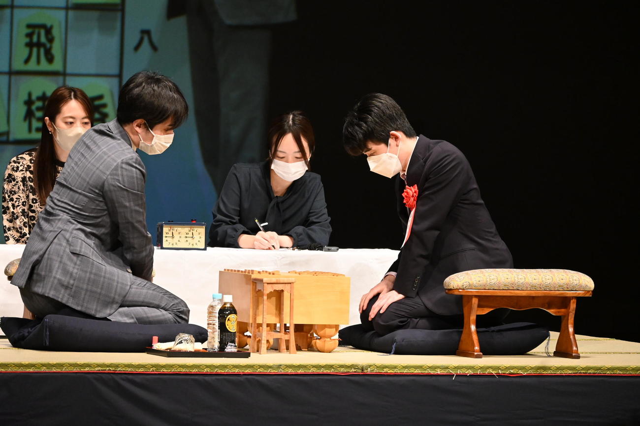 岡崎将棋まつりで佐々木勇気八段（左）と公開対局を行った藤井聡太竜王（撮影・松浦隆司）