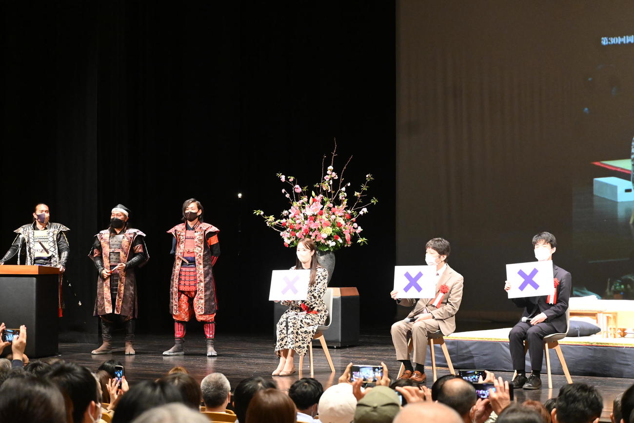 グレート家康公「葵」武将隊からの「家康クイズ」に答える藤井聡太竜王（右）（撮影・松浦隆司）