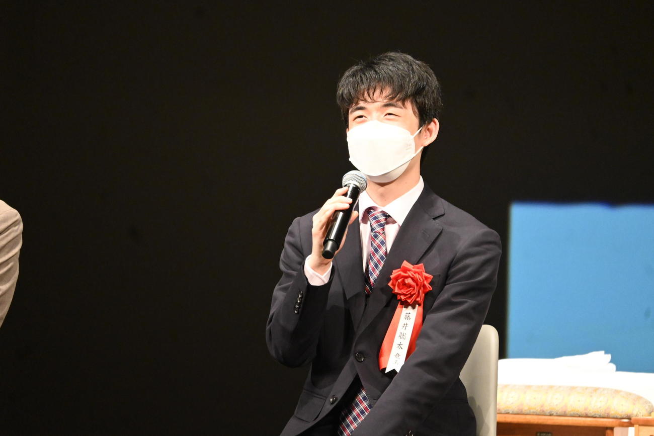愛知県で行われた「第30回岡崎将棋まつり」に出席した藤井聡太竜王（撮影・松浦隆司）