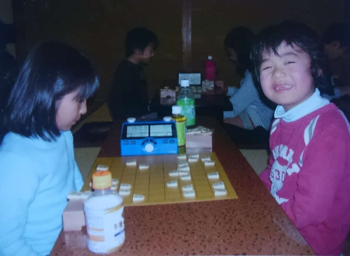 ふみもと子供将棋教室の塾生となり、練習対局する藤井聡太竜王（文本力雄塾長提供）