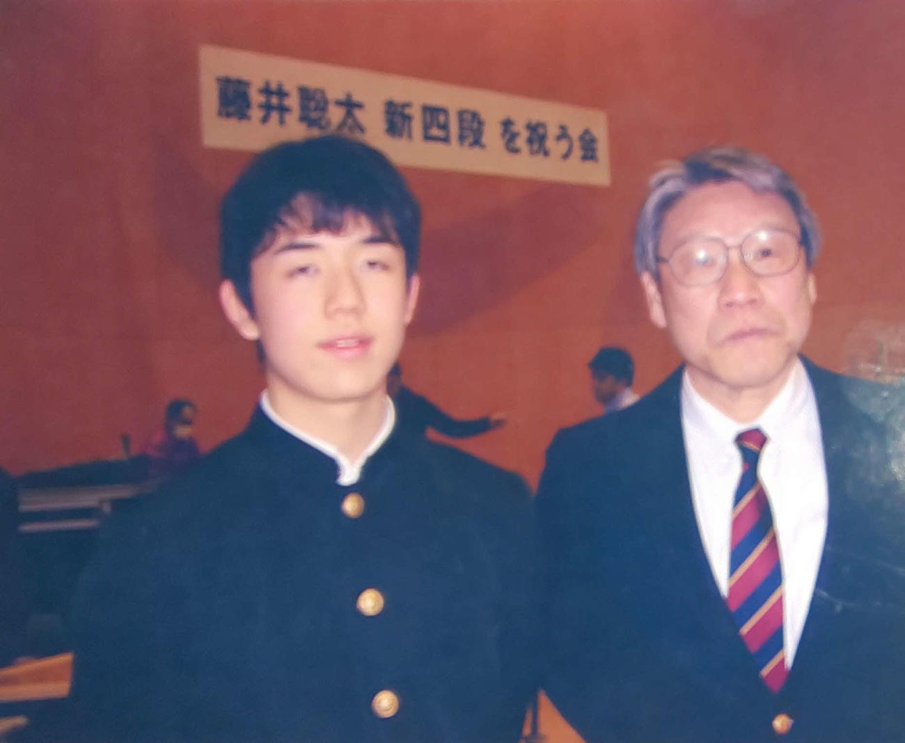 17年3月19日、愛知県瀬戸市内で「新四段を祝う会」で文本力雄塾長（右）と中学生になった藤井聡太竜王（文本力雄塾長提供）
