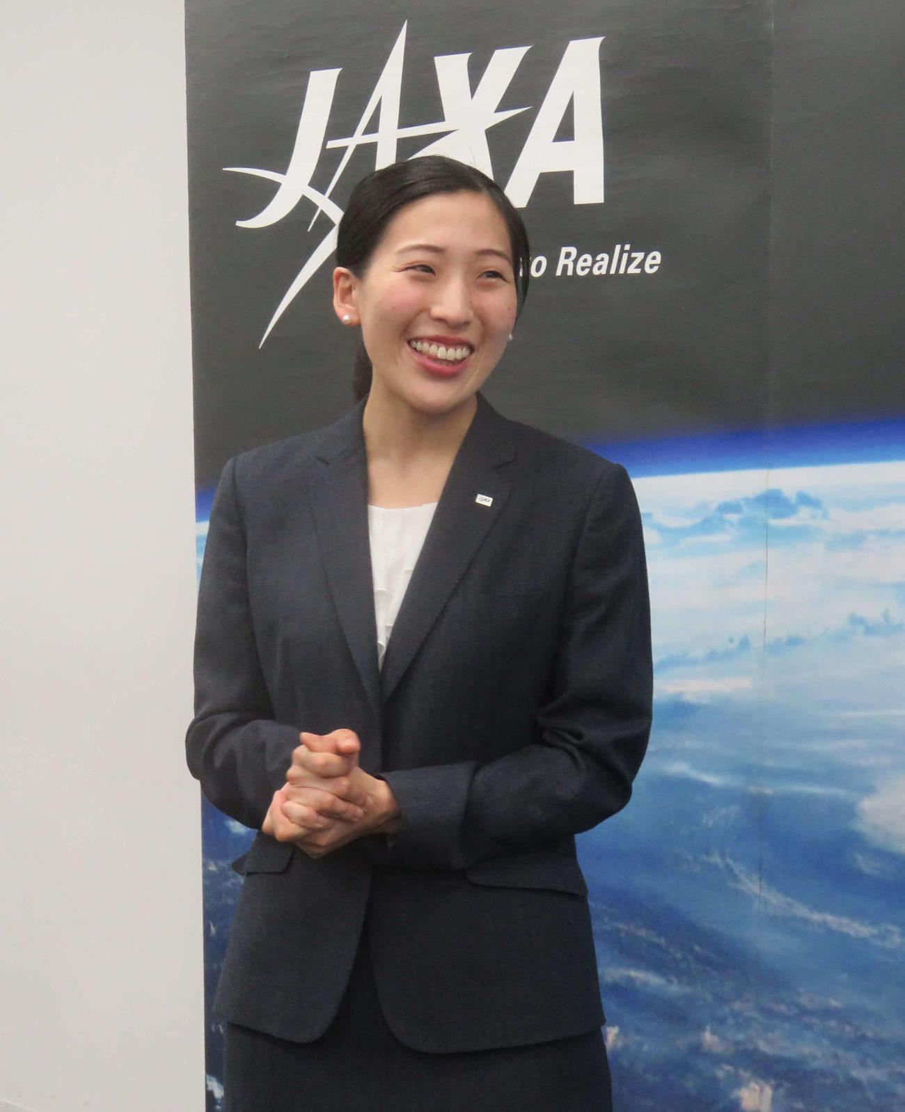JAXAの米田あゆ宇宙飛行士候補が記者会見で月や火星探査への夢を笑顔で語った（撮影・大上悟）