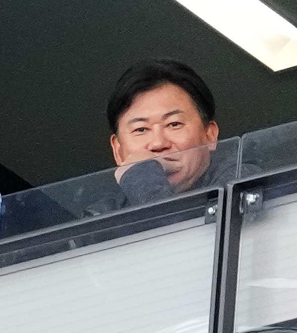 川崎F対神戸　試合を見つめる神戸三木谷会長（2022年10月撮影）