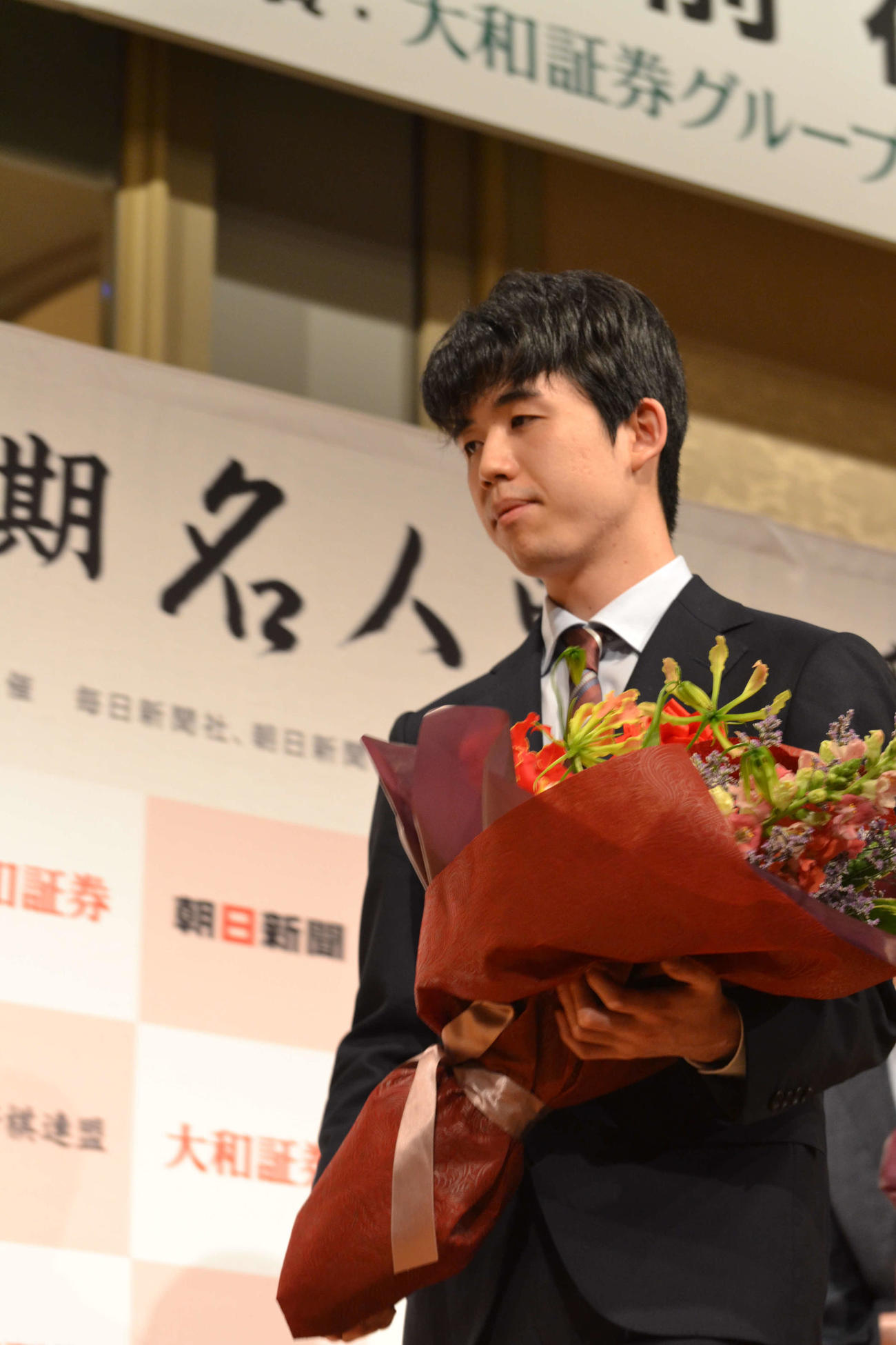花束を手に関に戻る藤井聡太竜王
