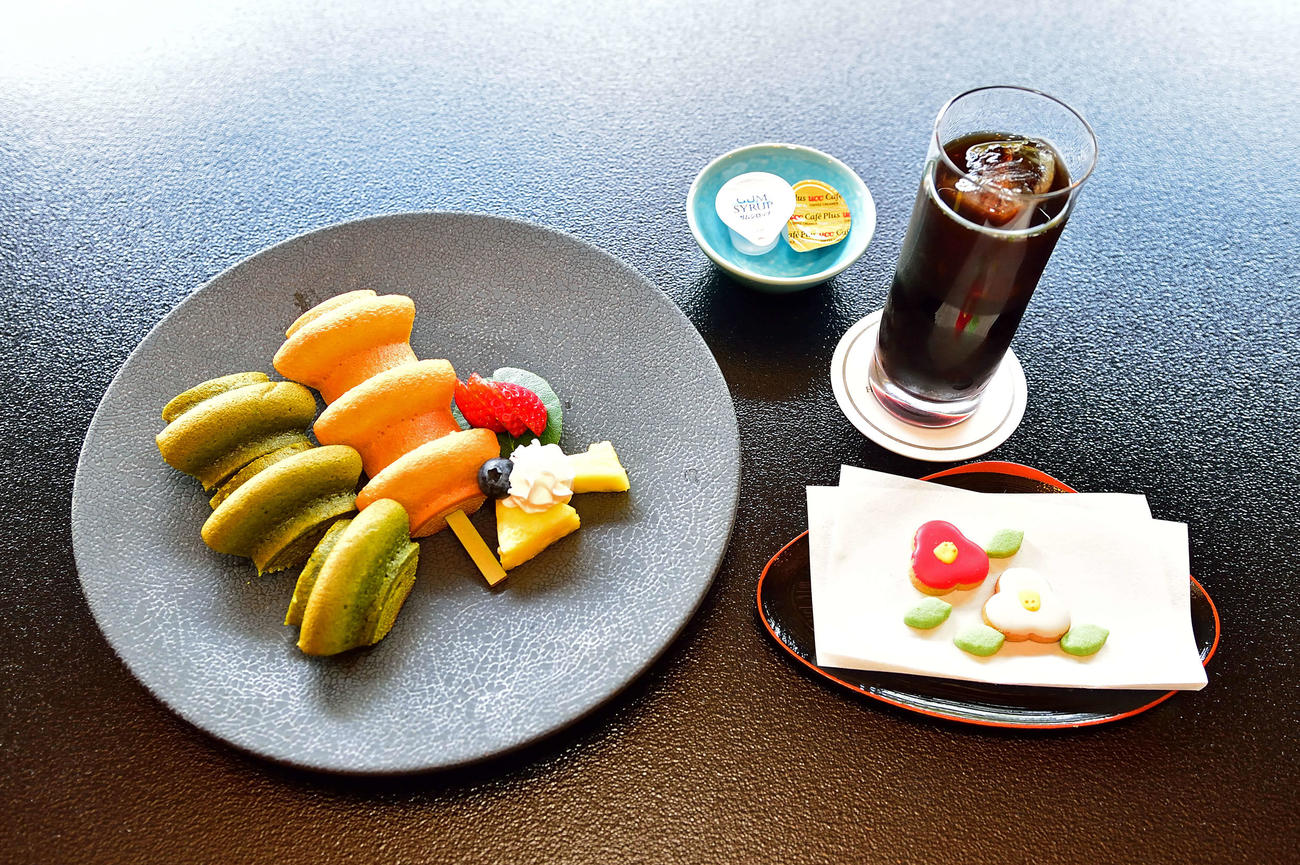 藤井聡太竜王の初日午前のおやつは「三重塔ばーばうむ（抹茶・いちご）、フルーツ添え」とアイスコーヒー（日本将棋連盟提供）
