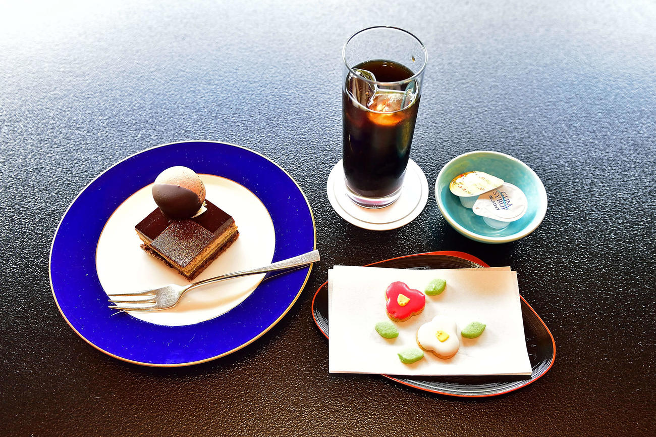 渡辺明名人の初日午前のおやつは「ガトーオペラ（フルーツなし）」とアイスコーヒー（日本将棋連盟提供）