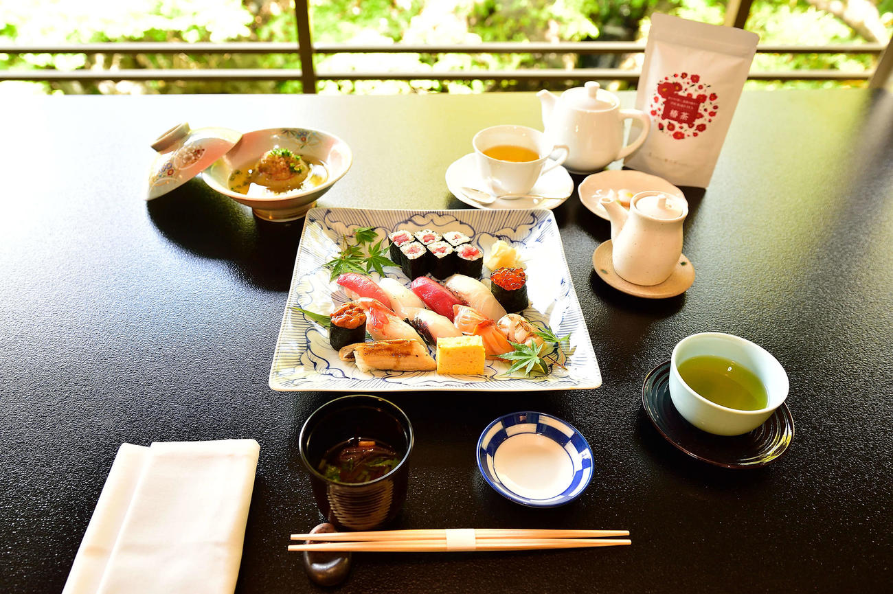 藤井聡太竜王の初日の昼食は「にぎり寿司盛り合わせ」と「椿茶（ホット）」（日本将棋連盟提供）