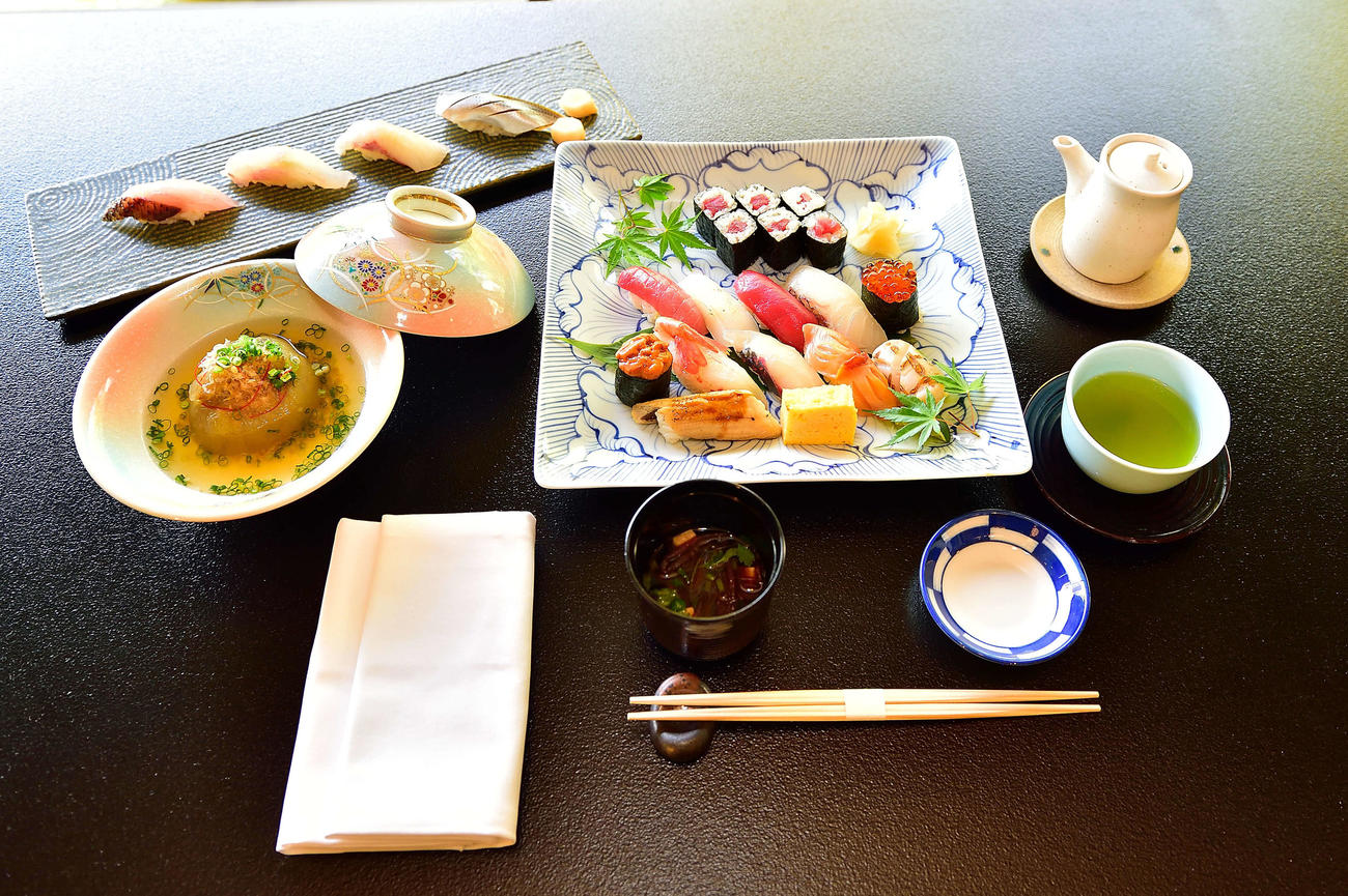 渡辺明名人の初日の昼食は「にぎり寿司盛り合わせ（さび抜き増量）」（日本将棋連盟提供）