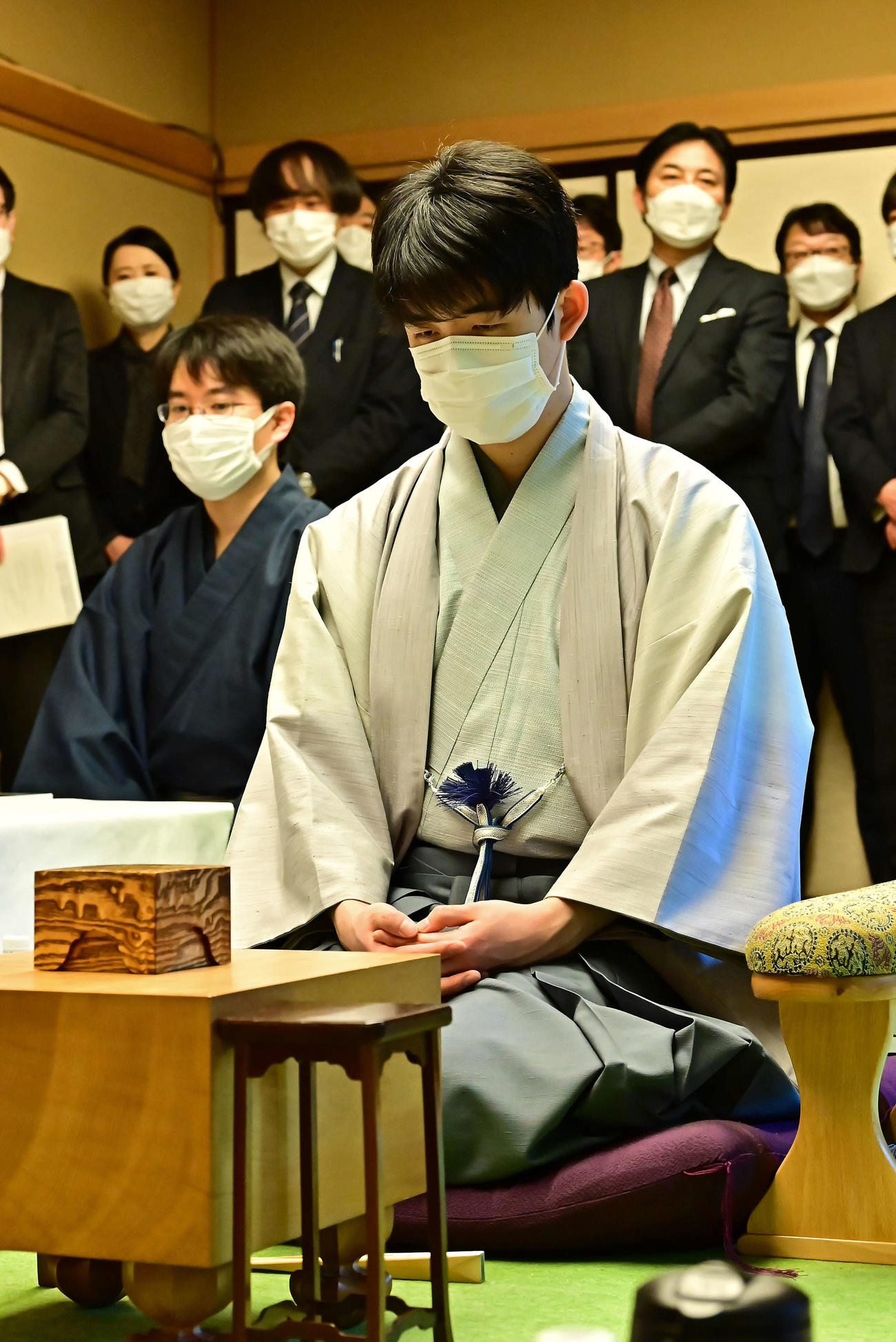先に入室して対局開始を待つ名人戦初登場の藤井聡太竜王（日本将棋連盟提供）