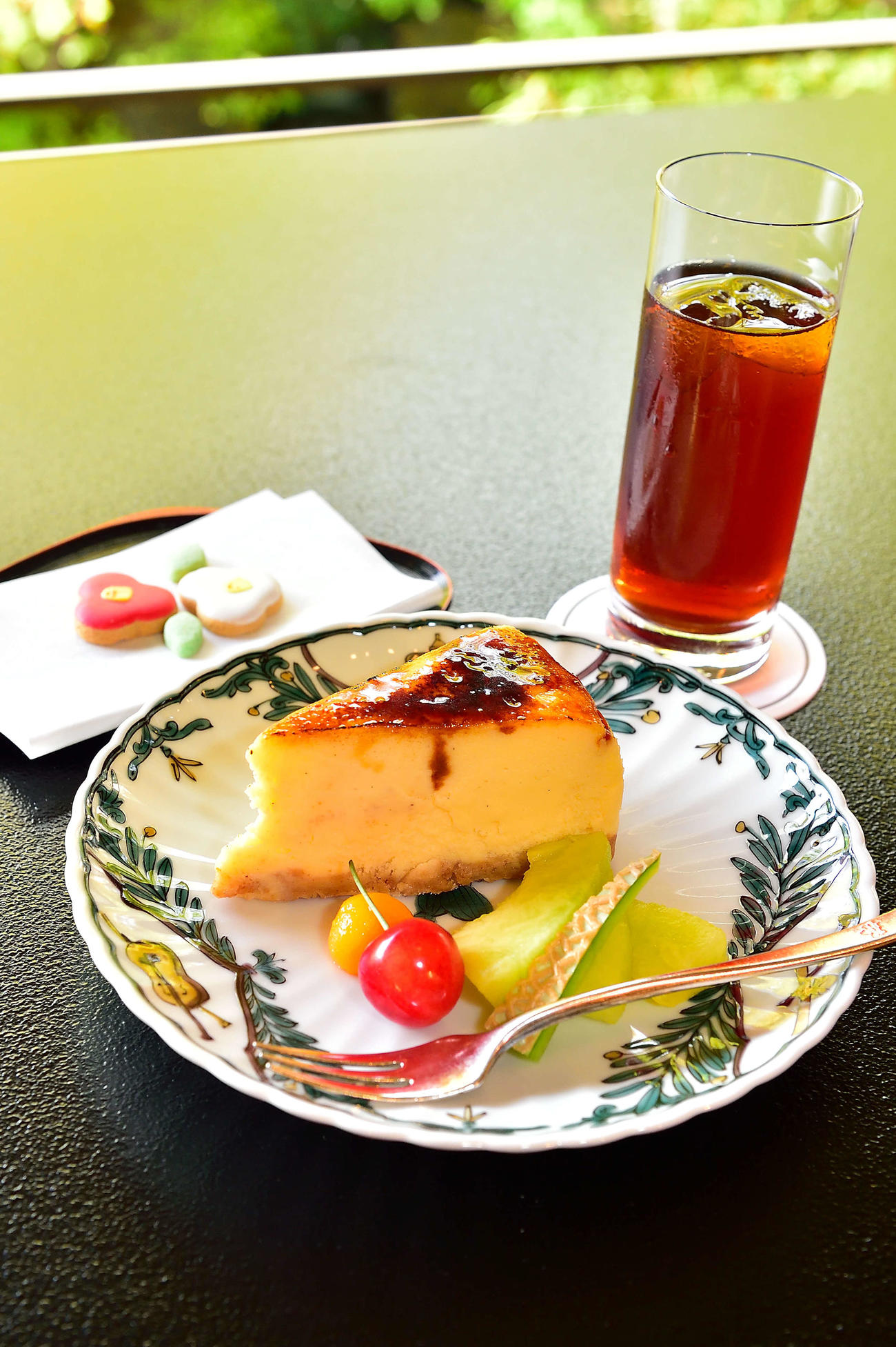 藤井聡太竜王の初日午後のおやつは「チーズケーキ・フルーツ添え」とアイスコーヒー（日本将棋連盟提供）