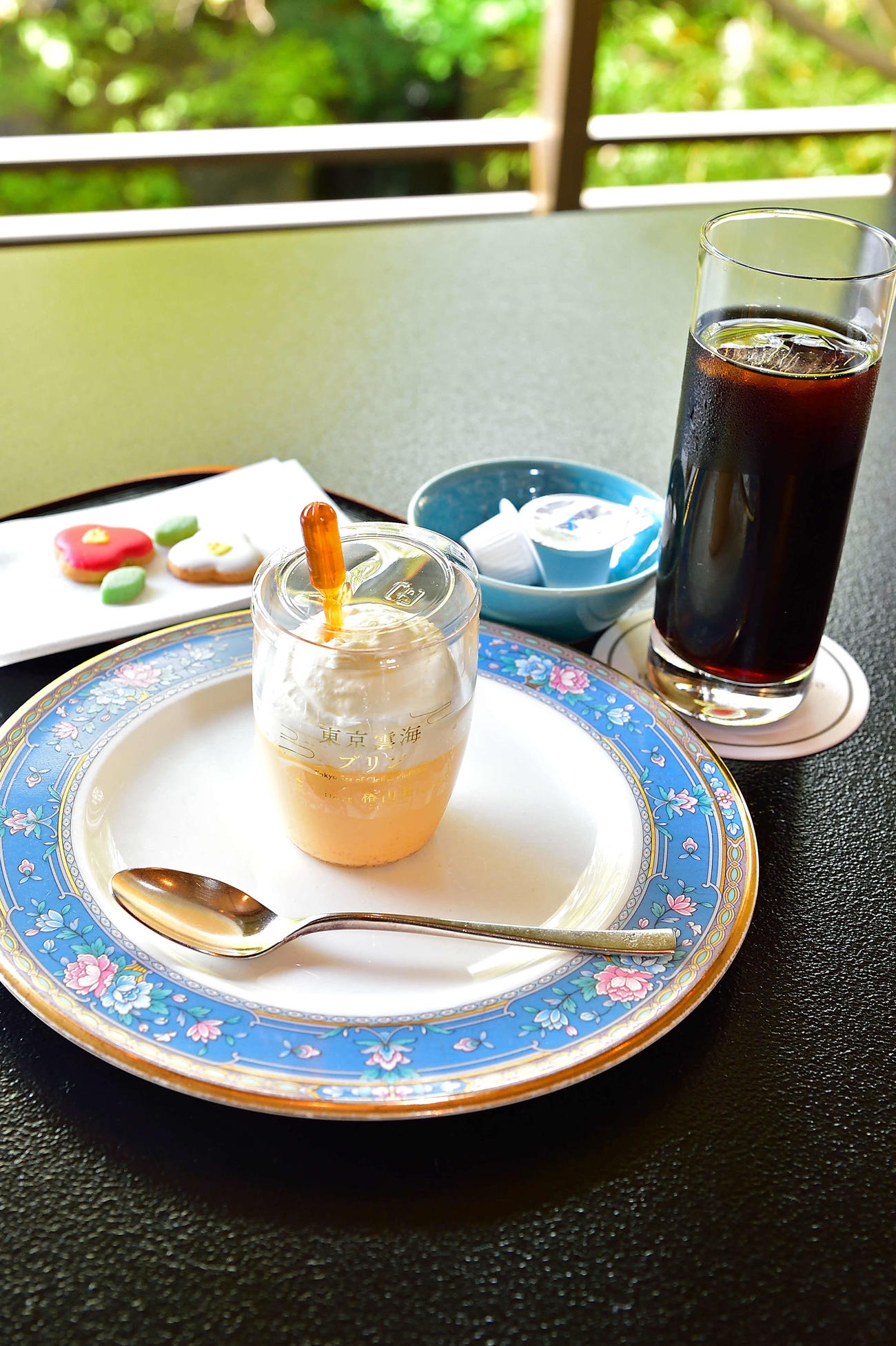 渡辺明名人の初日午後のおやつは「東京雲海プリン（メープル）」とアイスコーヒー（日本将棋連盟提供）