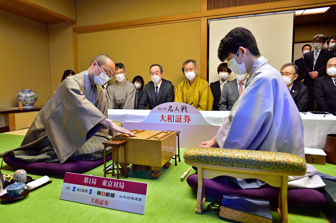 歴史的な一戦となりそうな第81期名人戦7番勝負第1局は渡辺明名人（左）の先手でスタート（右は藤井聡太竜王、日本将棋連盟提供）