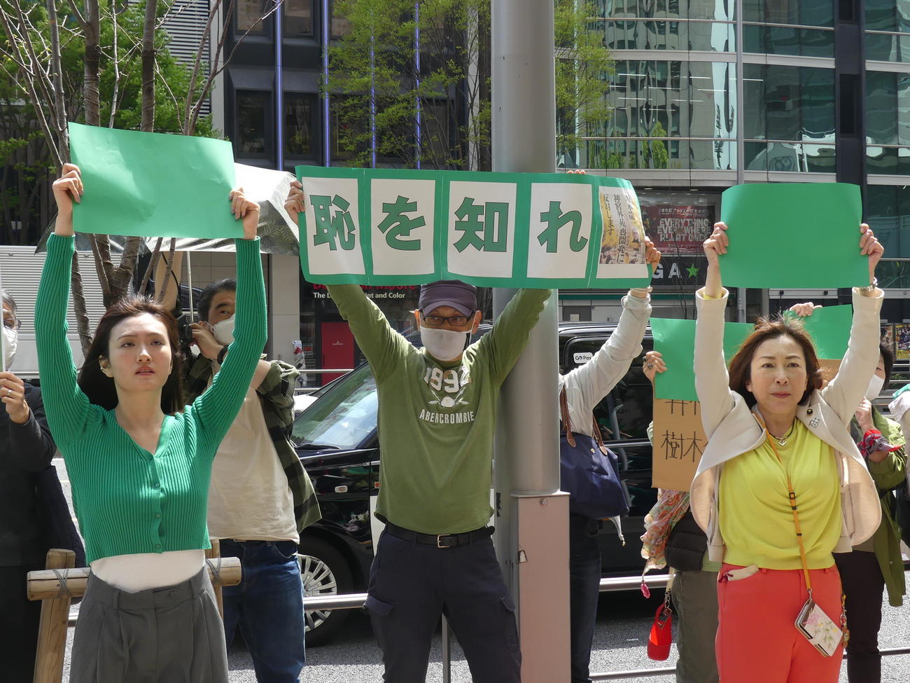 神宮外苑再開発の事業者の1つ伊藤忠商事の本社前で、計画見直しを訴えるサイレントデモを行う楠本夏花さん（左）。右は上田令子東京都議（撮影・中山知子）